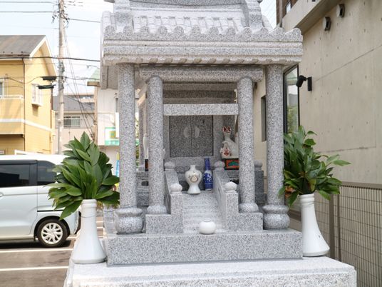 石造りの小型神社風の物
