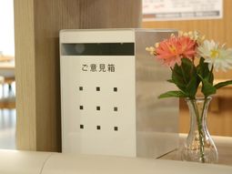 フロントに飾られた花