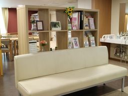待合室の快適ソファ
