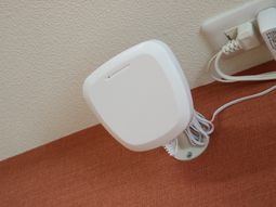 壁に取り付けられた白い機器