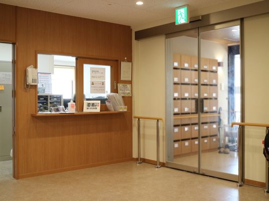 フロントのカウンターと入口