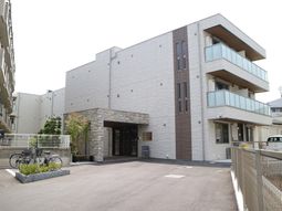モダンな建物のエントランス