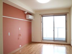 暖色系壁の明るい居室