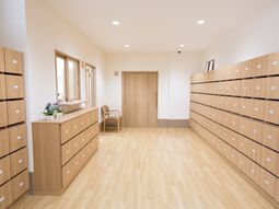 明るい施設の居室内