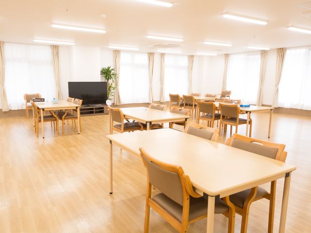 広々とした共有スペース 食堂 明るく広いダイニングルームは、ゆったりとした食事の時間を過ごせるようデザインされています。テレビを見ながらコミュニケーションも楽しめます。
