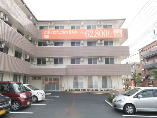 多階層の建物の外観