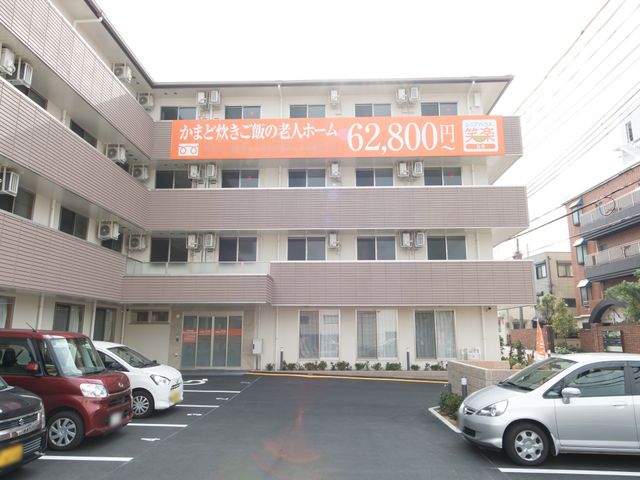 多階層の建物の外観 外観 明るくて清潔な外観の建物です。ゆったりとした駐車スペースがあり、来訪者の利便性を考慮しています。