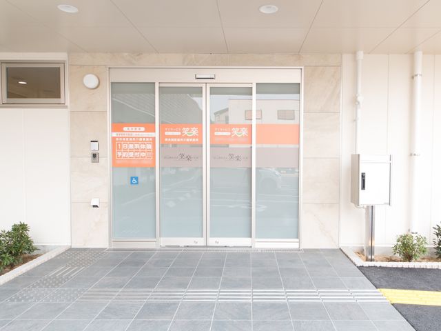 明るいエントランスの外観 外観 広々とした入口は、バリアフリー設計で、すべての方が安心してご利用いただける造りになっています。