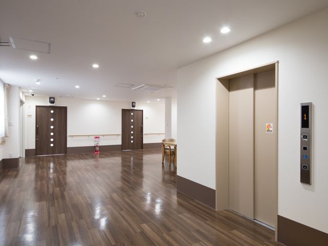 綺麗な廊下とエレベーター ホール 広々とした廊下は清潔感があり、明るい照明で照らされています。皆様の快適な勤務環境を守るために、整った設備が整っております。