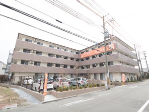 多階建ての明るい外観
