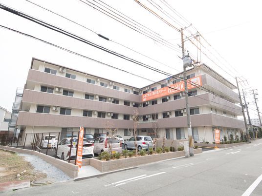 多階建ての明るい外観