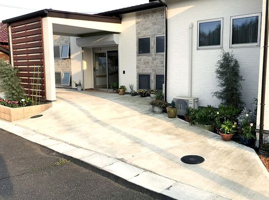 花壇のあるエントランス  