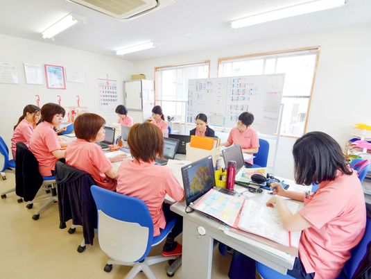 スタッフが仕事をする様子
