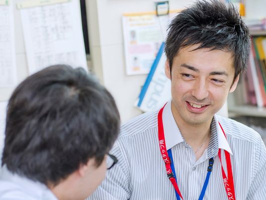 笑顔のスタッフ二人