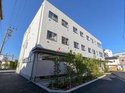 明るい建物の外観