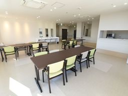 明るい食堂の空間