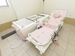 バリアフリー設計の浴室