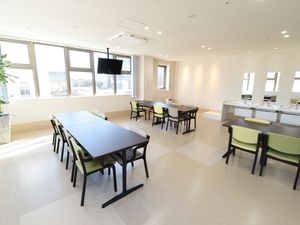 明るい空間の食堂部分