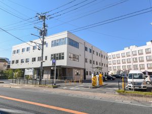 明るい建物の外観