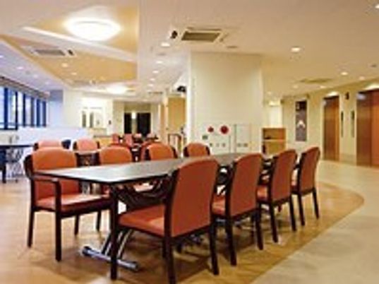 オレンジ色の椅子の食堂