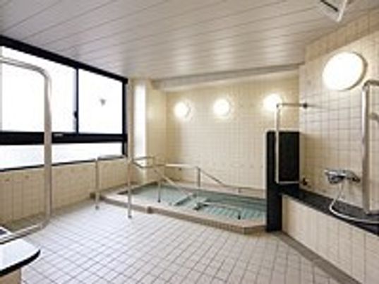 広々とした明るい浴室