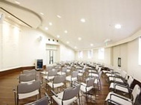 白い壁の明るい多目的室