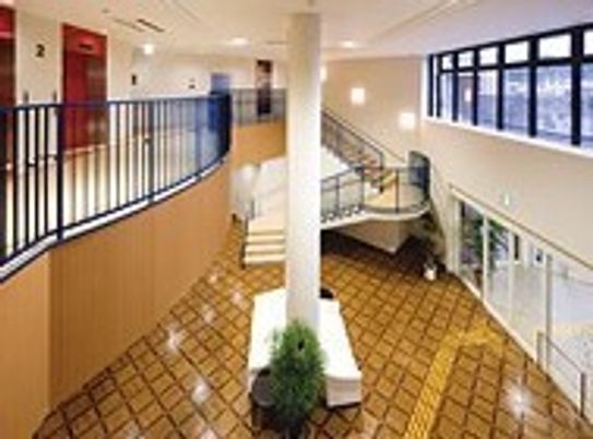 明るく広々としたロビー