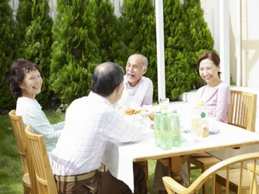 中庭で楽しそうな食事風景