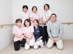 笑顔のスタッフ集合