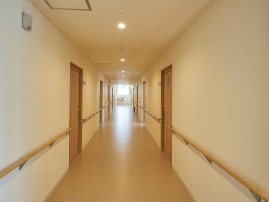 手すり付きの廊下  