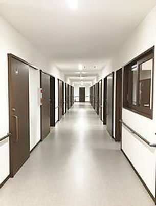 清潔な施設の廊下