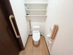 落ち着いた色合いのトイレ