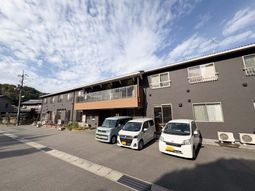 広い駐車場がある建物外観