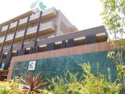 緑に囲まれた建物外観