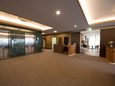 エレベーター前の広々としたロビー