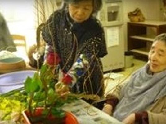 植物の手入れをする様子