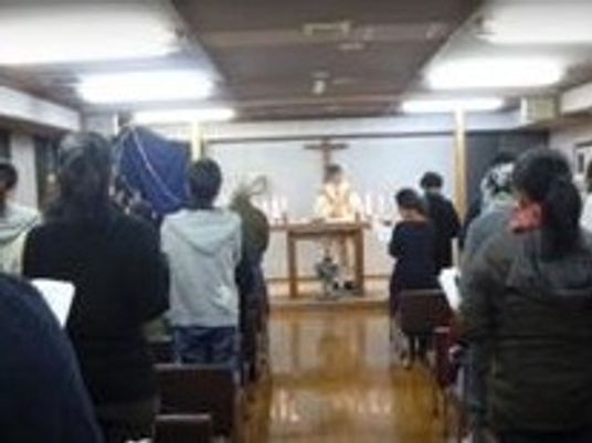 集まる人々の礼拝室
