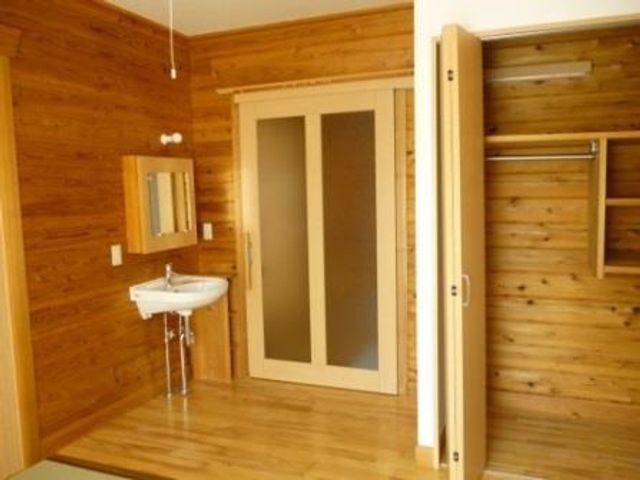 木目調の洗面所付き居室