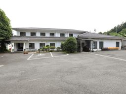 白壁の建物と駐車場