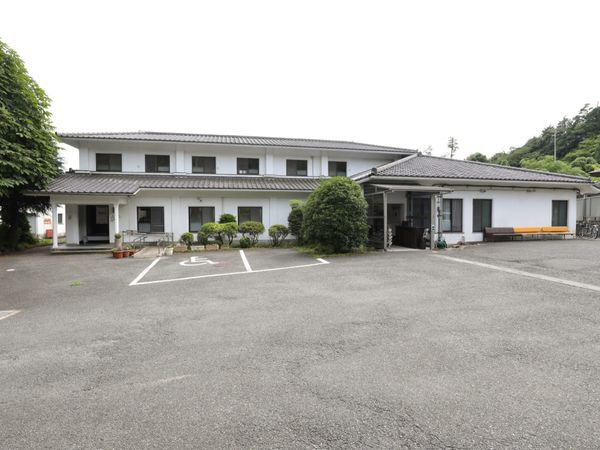 白壁の建物と駐車場