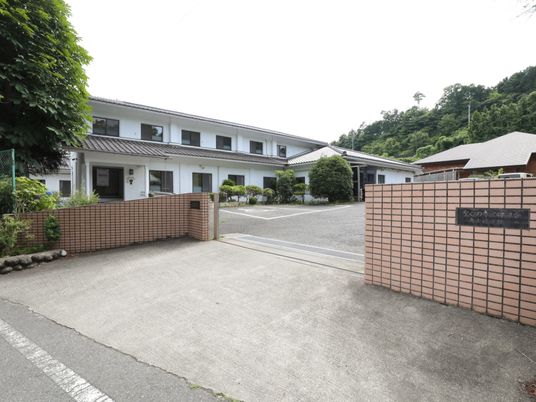 白い建物のエントランス