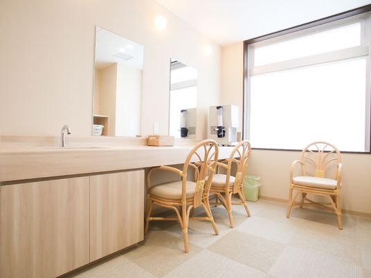 洗面台と椅子のある居室