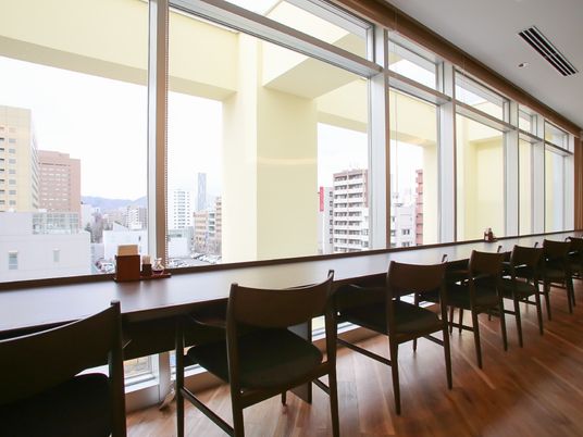 都市景観のあるダイニングルーム