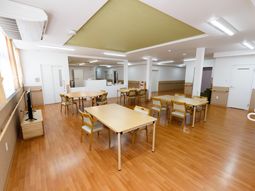 明るい食堂の様子
