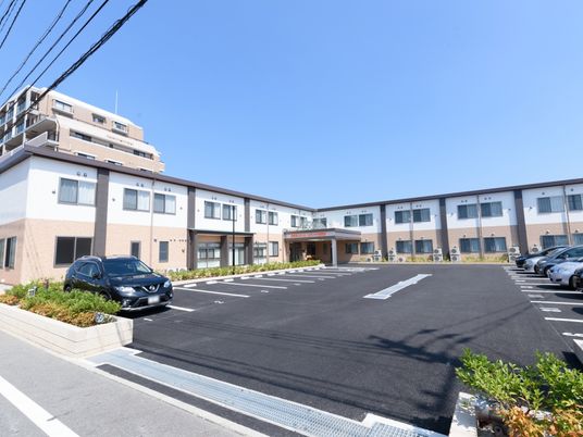 明るい外観の建物