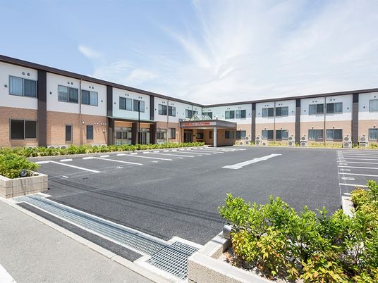建物前の駐車場  
