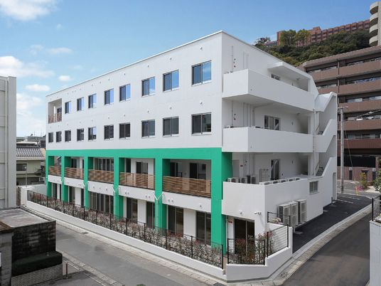 白と緑の建物外観