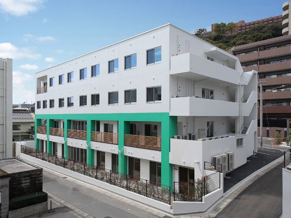 白と緑の建物外観