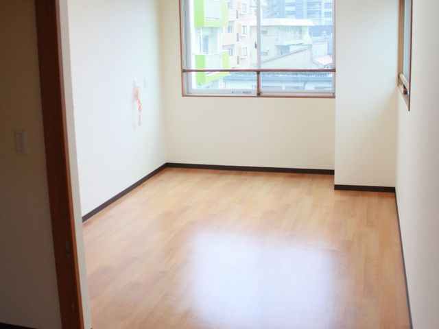 明るい空間の居室 居室 ゆとりある広さの居室です。窓からは自然光が差し込み、開放感に満ちた空間を提供しています。