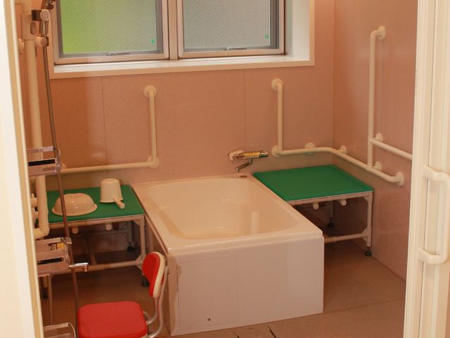 バリアフリー浴室設備 浴室 安全かつ快適にご利用いただける、手すり付きの浴室です。清潔感のある空間で、日々の暮らしを支えます。
